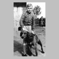 081-0022 Reinlacken 1943 - Guenther Reimann mit Hofhund Hektor. Im Hintergrund die Nachbarin Veronika Liedtke auf dem Anwesen Norkus-Schulz.JPG